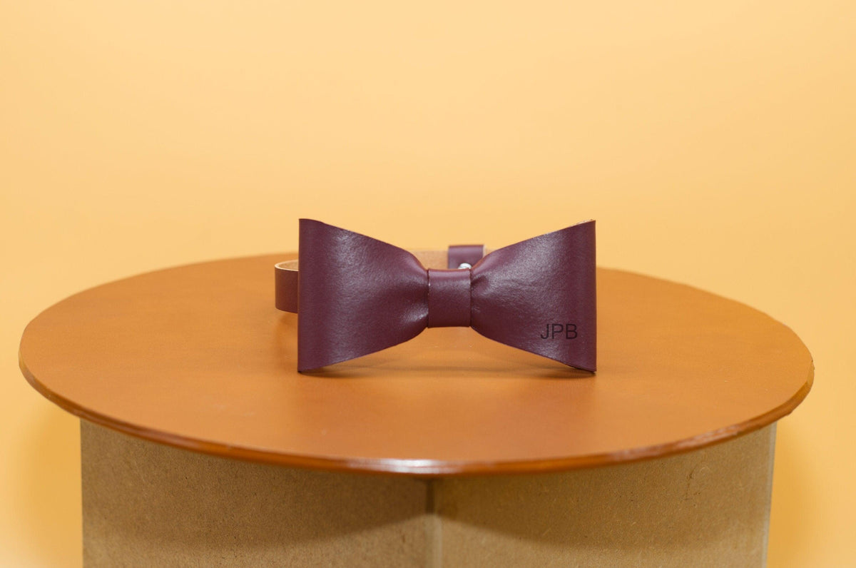 Lederfliege mit Gravur – Handgefertigtes Hochzeits-Accessoire aus echtem Leder