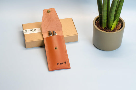 Leder Stiftetui in Orange – Handgefertigt in Berlin | Geschenk für Schreibliebhaber | KATAAB